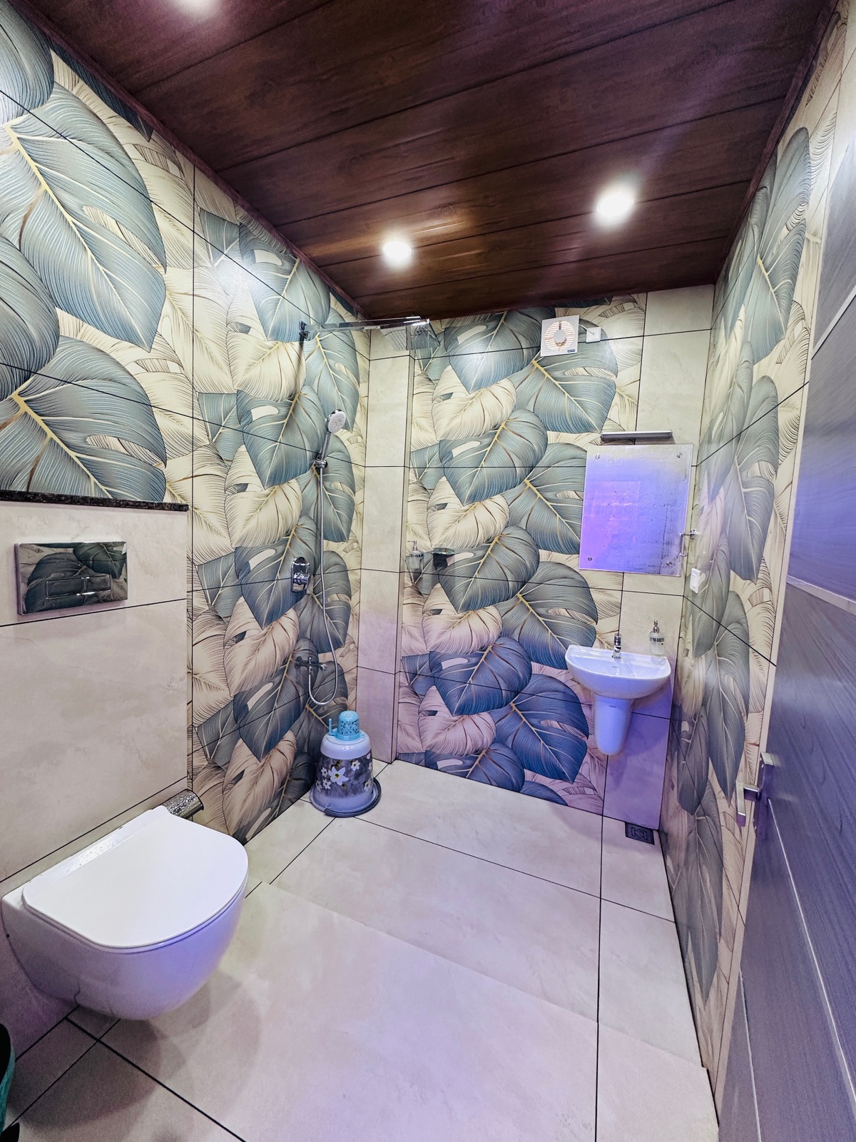 Attached bathroom with leaf tiles in the G Mount Luxury deluxe family room