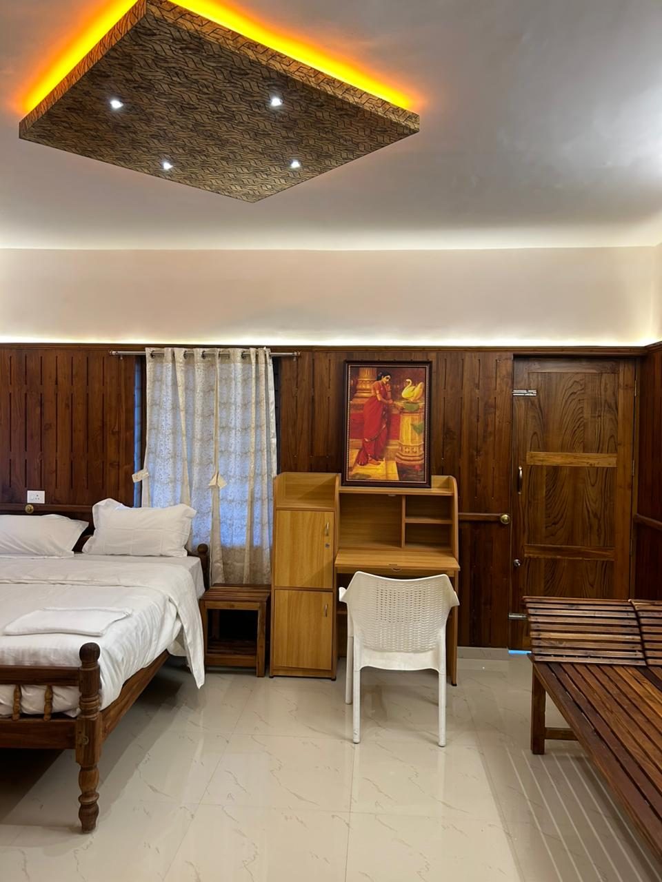 Wood-panelled luxury room with desk at Mountain Breeze