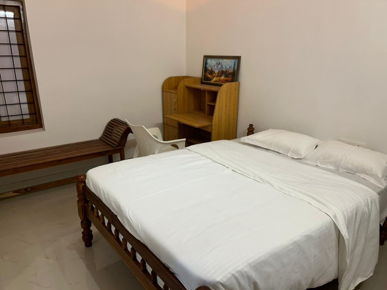 Twin-bed room at Mountain Breeze